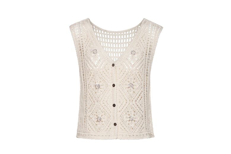 Colete de croché branco com botões e aplicações florais