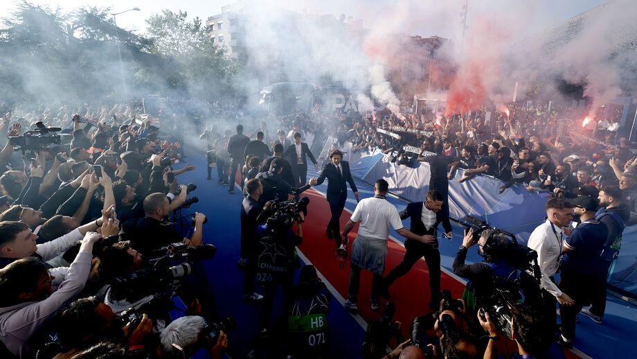 Fãs e equipa do Paris Saint-Germain celebram no Parque dos Príncipes