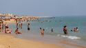 Ondas de calor em Portugal levam pessoas para a praia em Lisboa, Setúbal e Faro