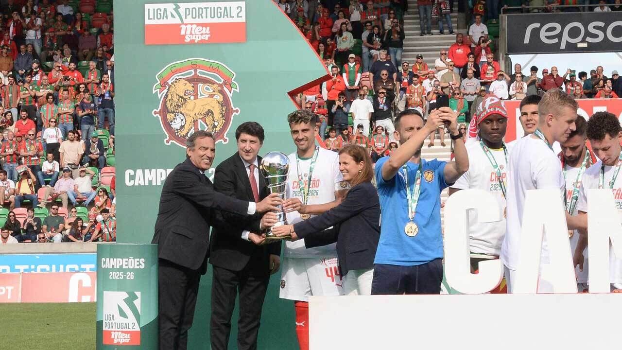 Reinaldo Teixeira deu a taça ao Marítimo