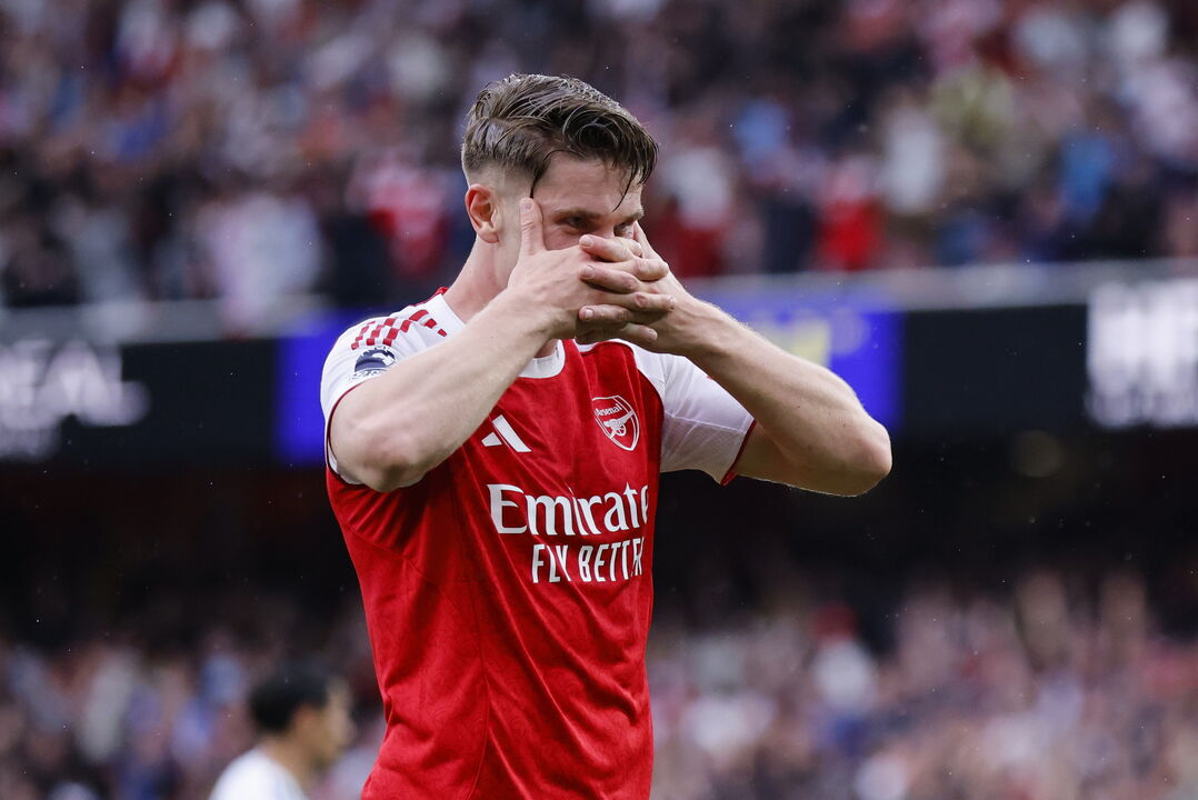 Jogador do Arsenal festeja golo no relvado
