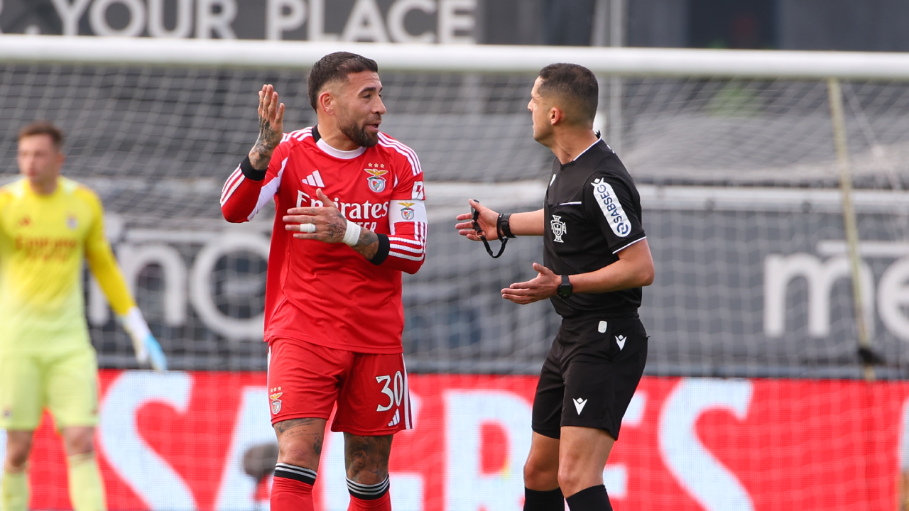Otamendi à conversa com Gustavo Correia durante o Famalicão-Benfica