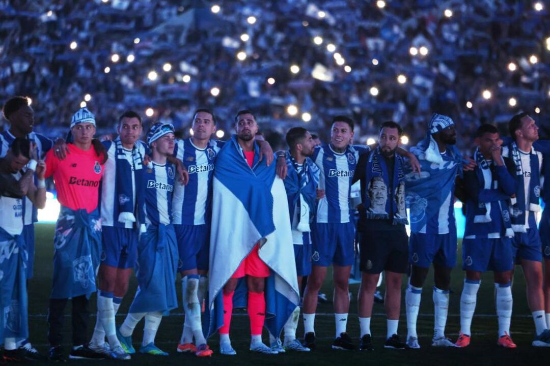 Jogadores do FC Porto na homenagem a Jorge Costa