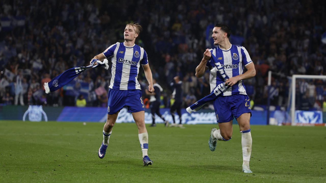Froholdt festeja com Alberto no relvado do Dragão após conquista do campeonato