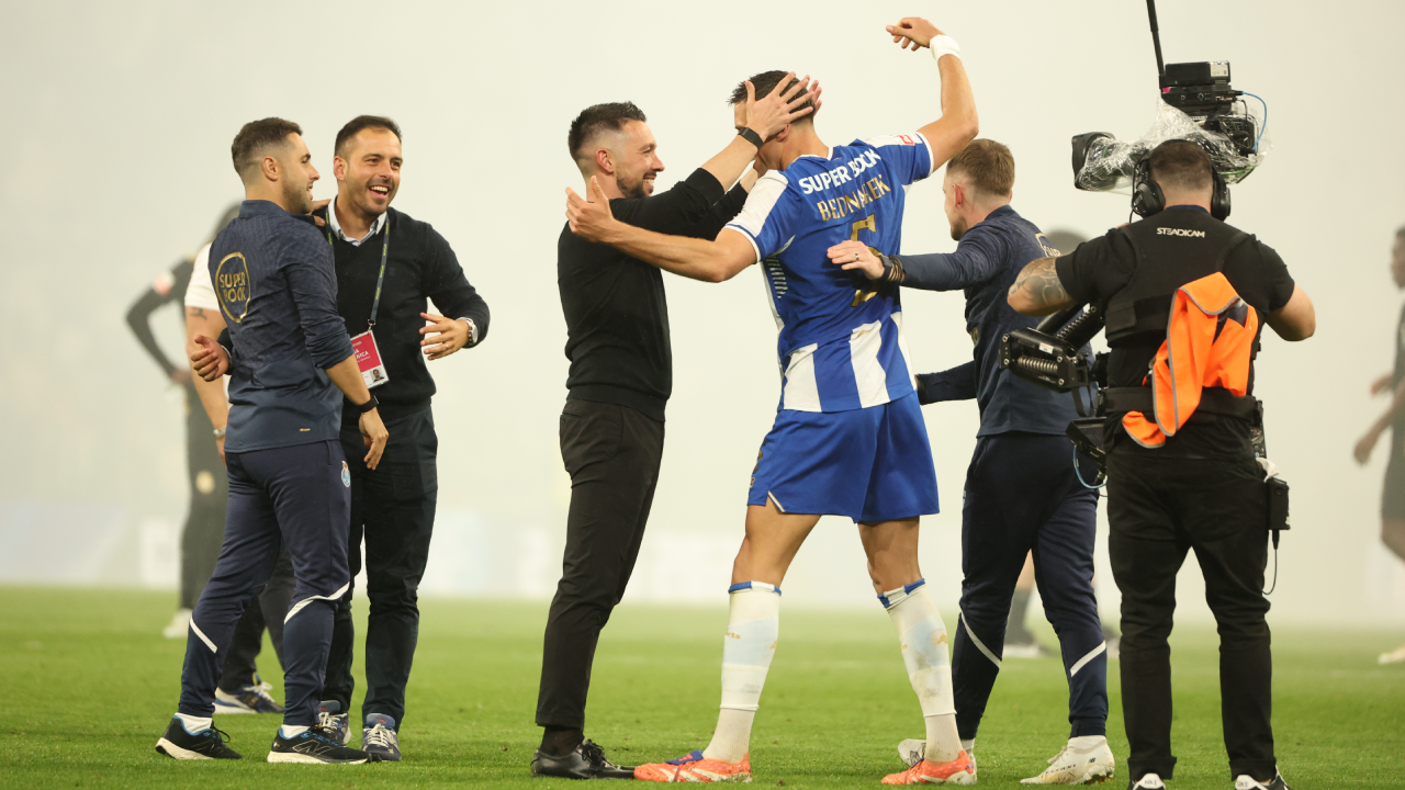 Jan Bednarek festeja com o treinador Francesco Farioli a conquista do título pelo FC Porto