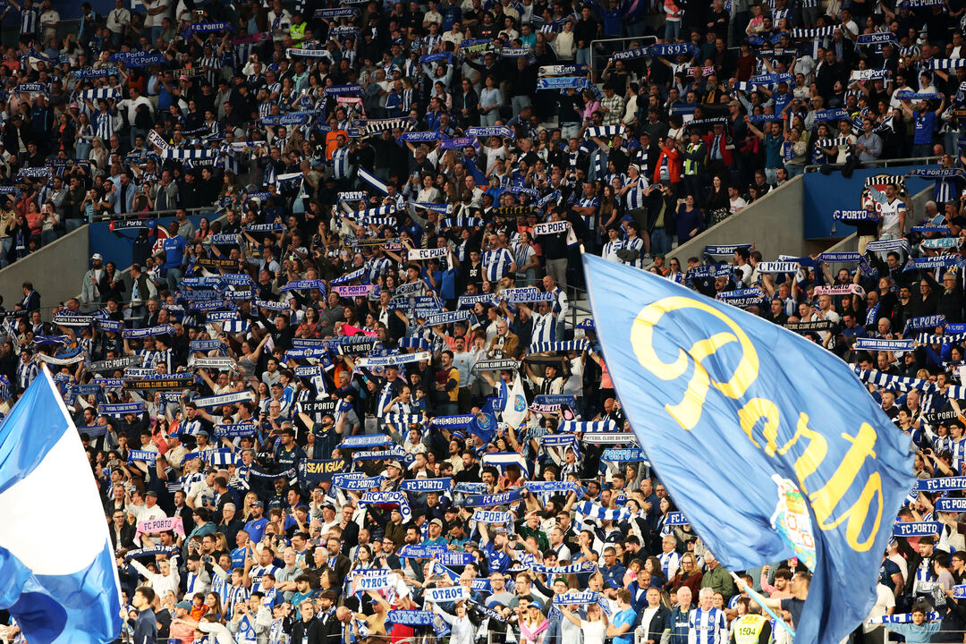 Adeptos do FC Porto celebram nas bancadas do Dragão