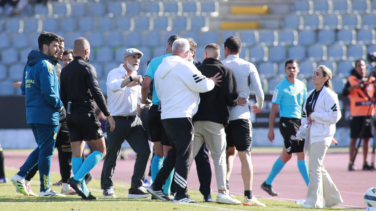 Cenas lamentáveis no final do Casa Pia-Tondela: GNR teve que escoltar o árbitro à saída do campo