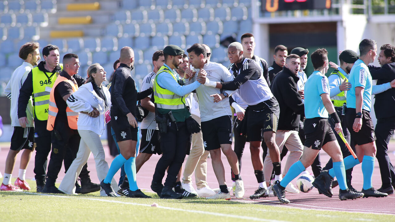 Cenas lamentáveis no final do Casa Pia-Tondela: GNR teve que escoltar o árbitro à saída do campo