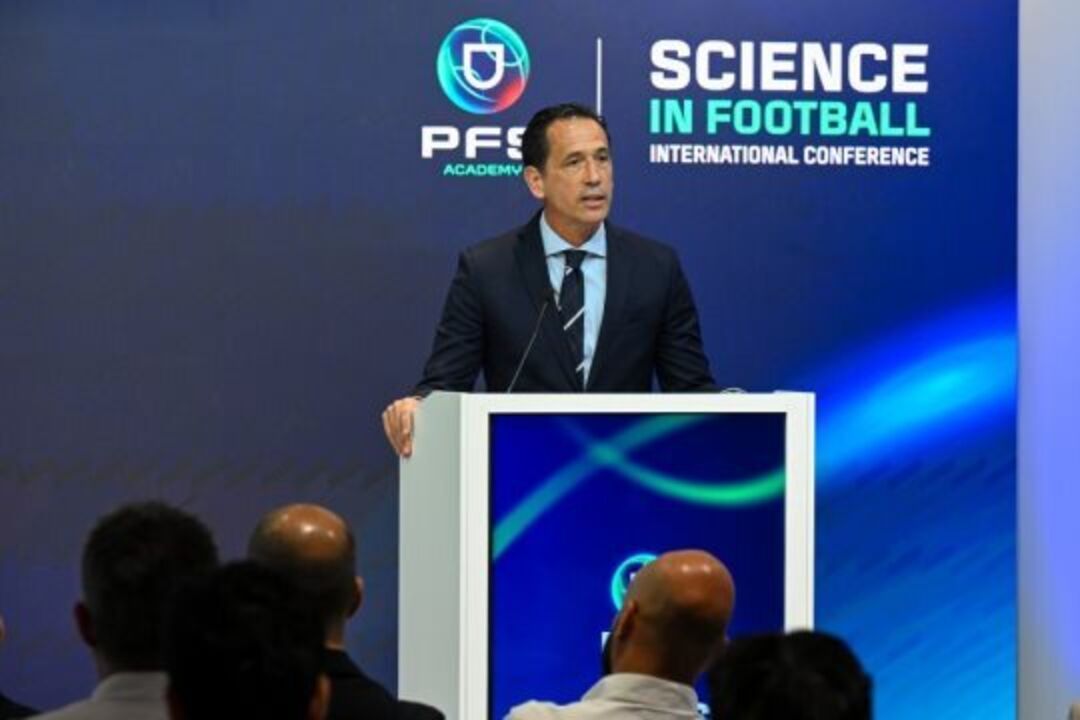 Pedro Proença discursa na conferência "Science in Football", na Cidade do Futebol