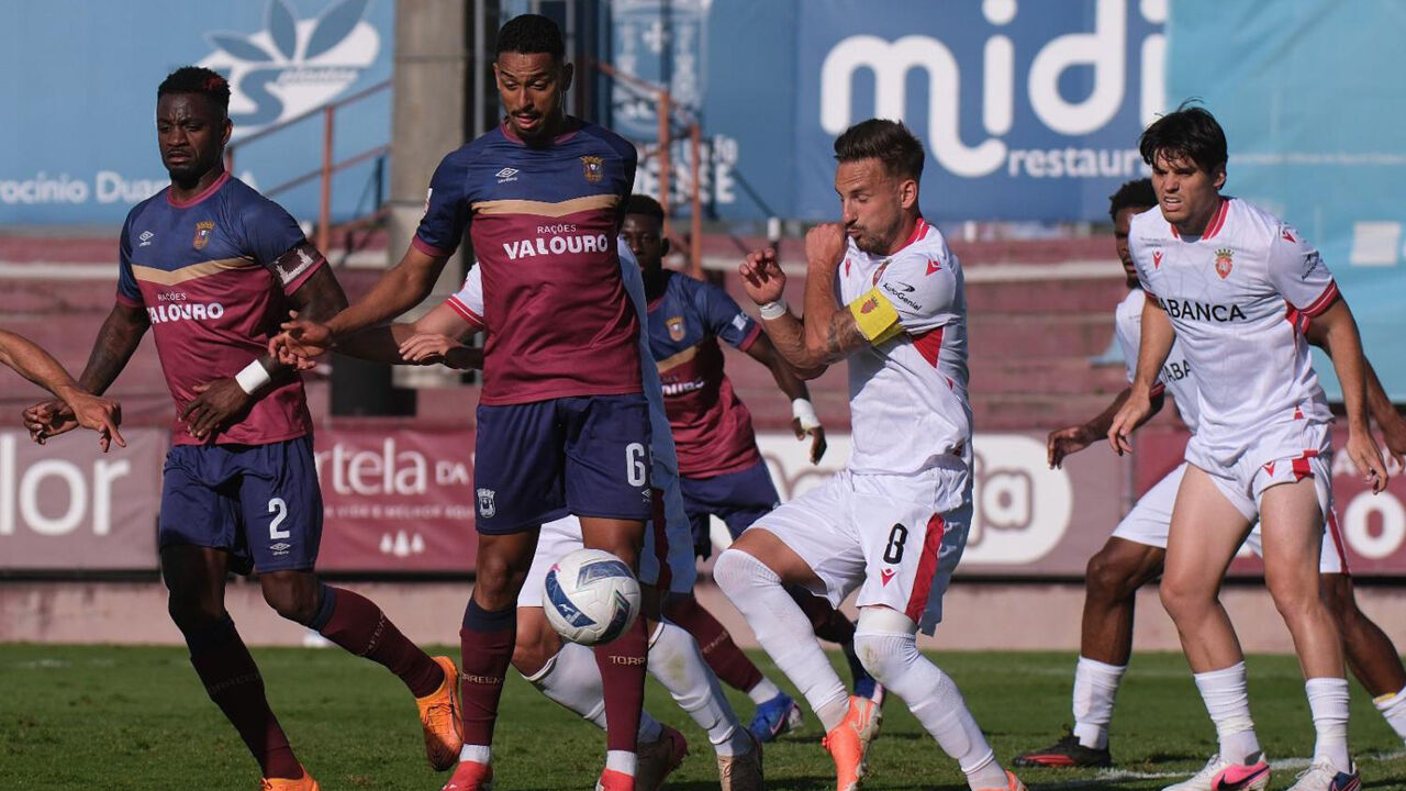Os jogadores de Torreense e Penafiel em ação