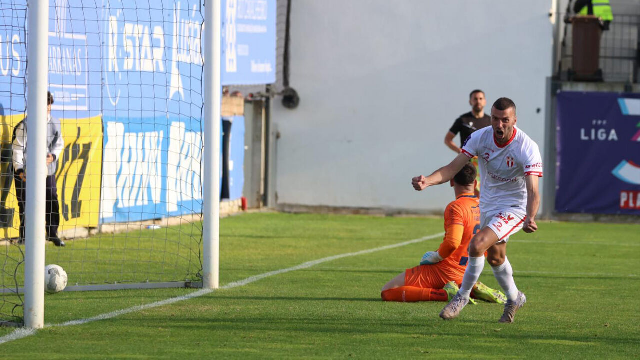 Hugo Pereira festeja o golo que selou uma permanência dramática do Marco na Liga 3