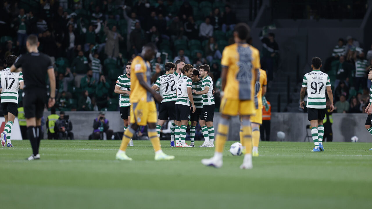 Jogadores do Sporting festejam frente ao V. Guimarães