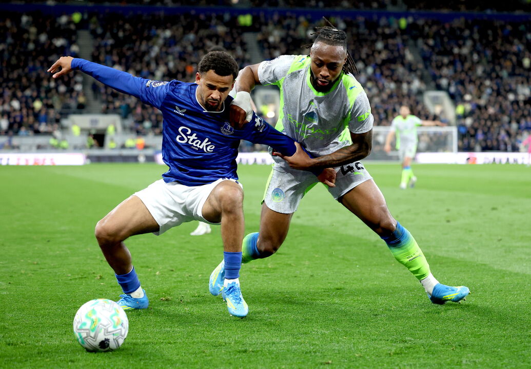 Antoine Semenyo disputa bola no jogo contra o Everton