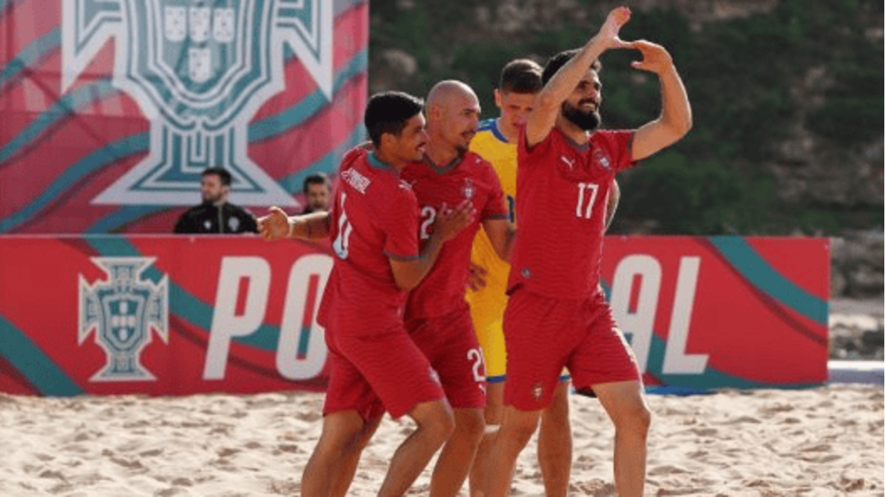 Seleção de futebol de praia festeja vitória diante da Ucrânia