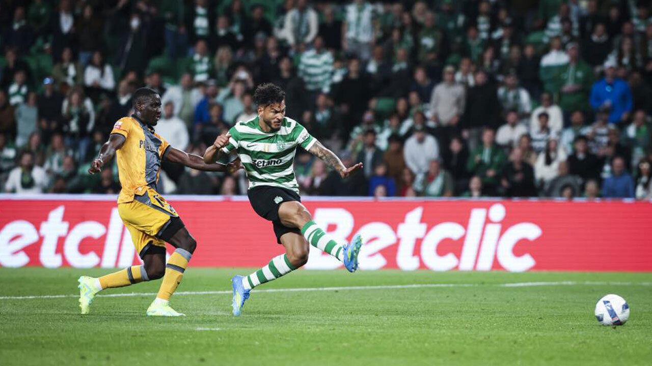 Luis Suárez a marcar frente ao V. Guimarães