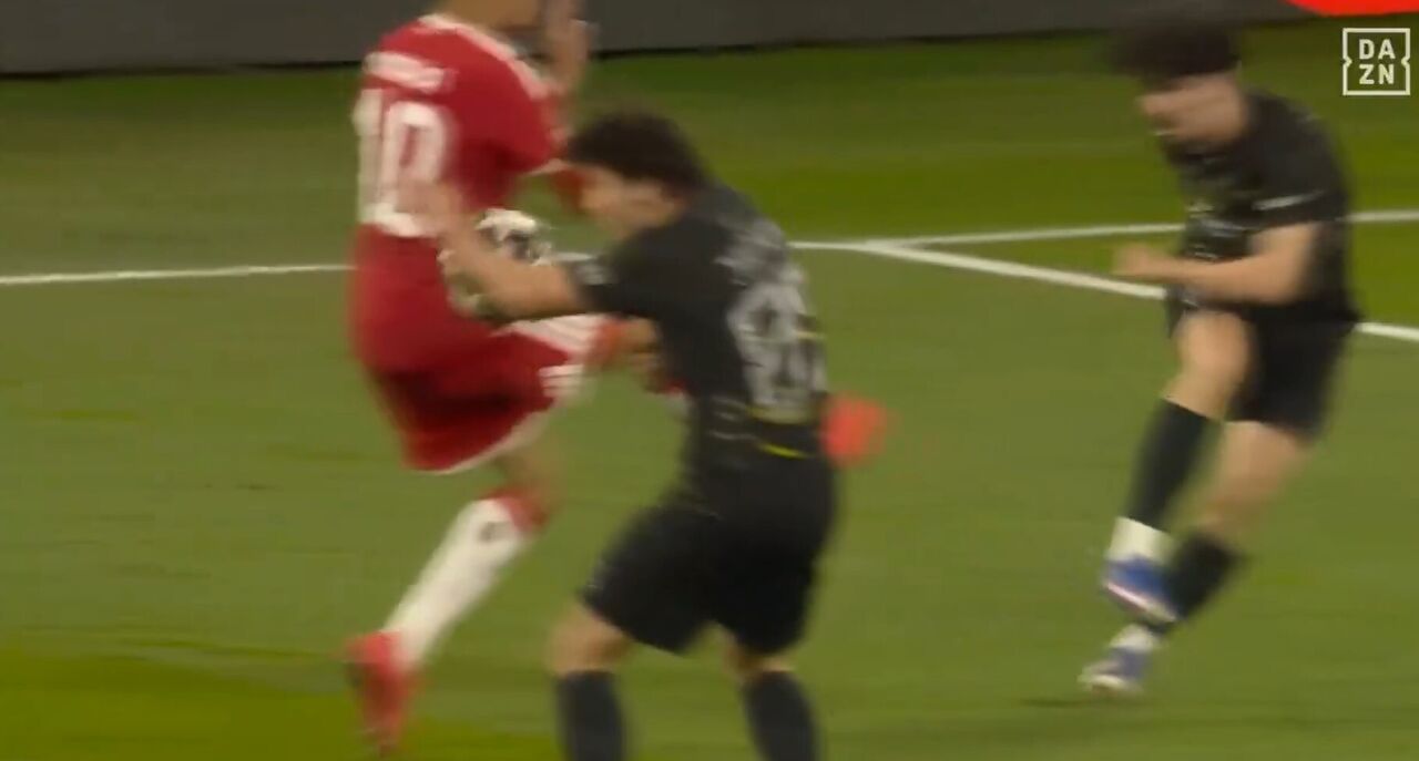 O lance que motivou muitas queixas do Bayern