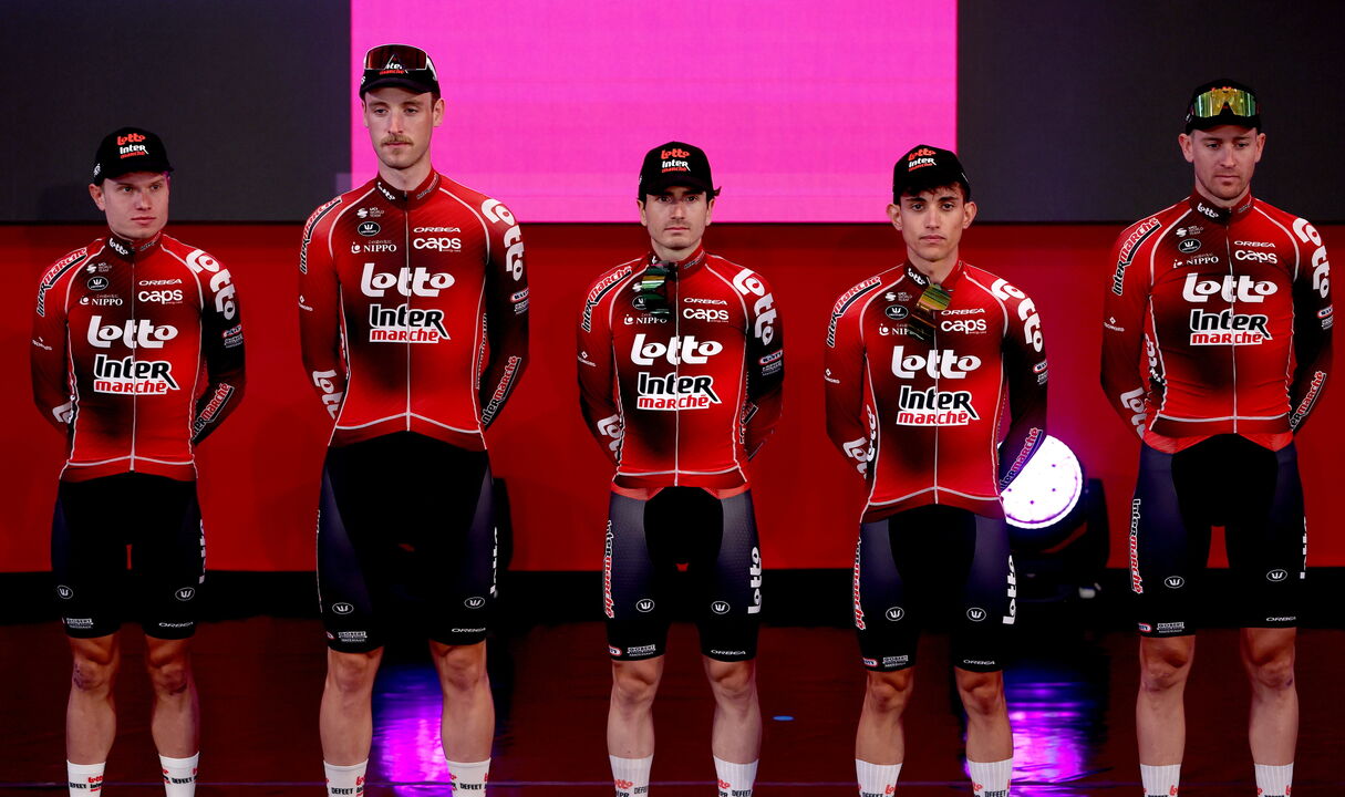 Ciclistas da Lotto-Intermarché na apresentação do Giro'2026