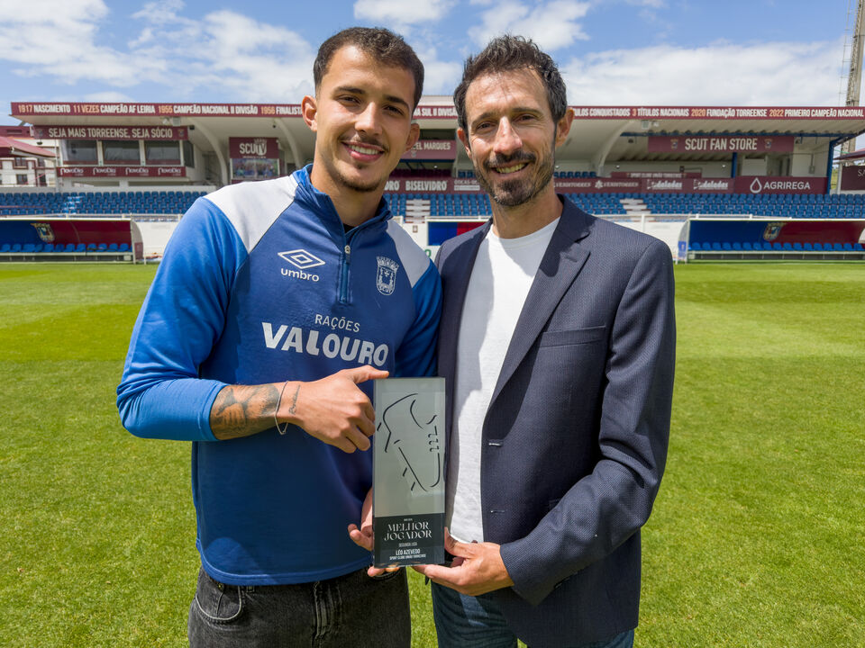 Léo Azevedo recebe prémio de melhor jogador da segunda liga