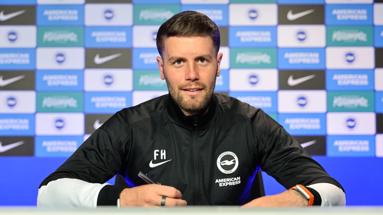 Fabian Hürzeler, treinador do Brighton renova contrato com o clube até 2029