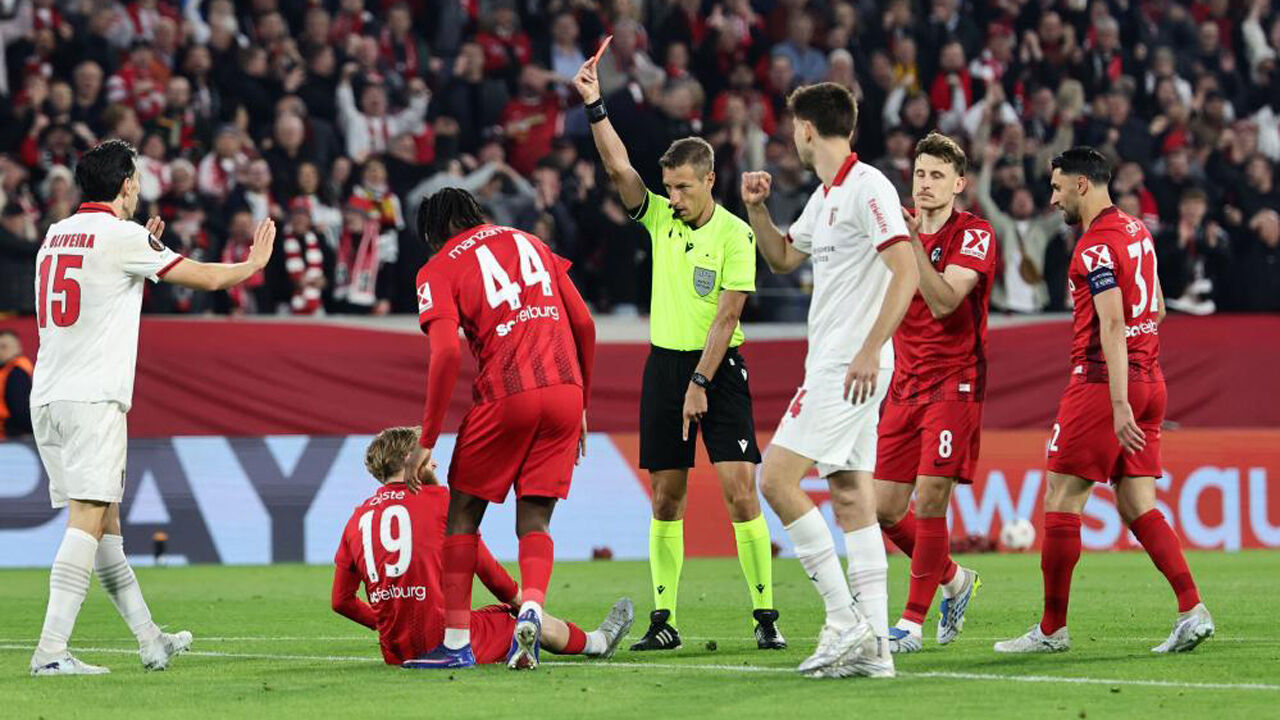 Os jogadores de Friburgo e Sp. Braga em ação