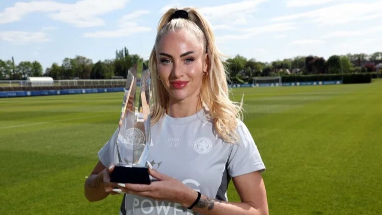 Alisha Lehmann eleita como jogadora da época do Leicester