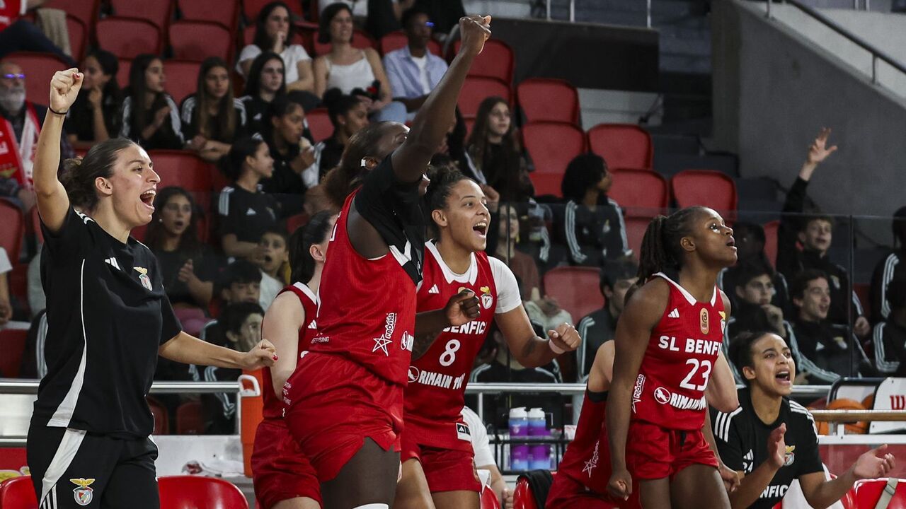 Basquetebolistas do Benfica celebram vitória contra o Quinta dos Lombos