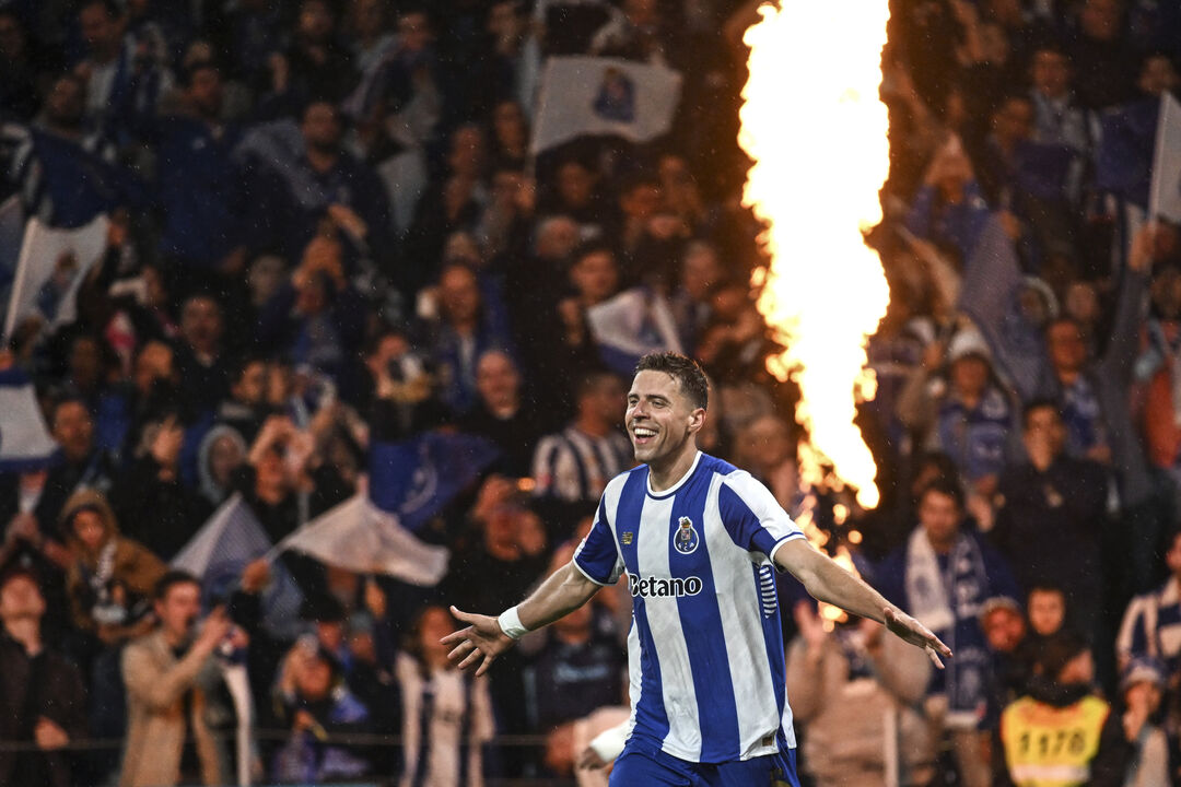 Bednarek marcou o golo que selou a conquista do título