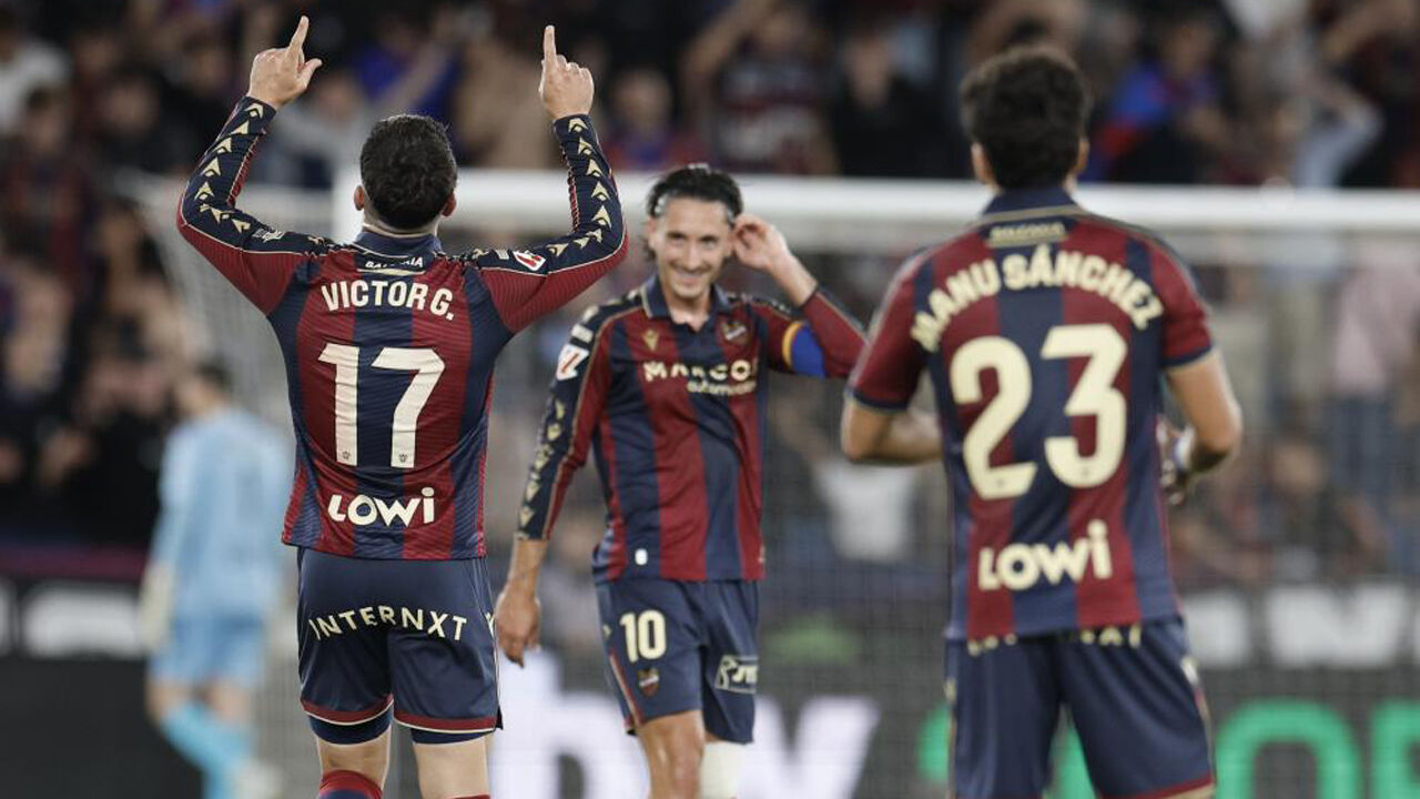Jogadores do Levante festejam diante do Osasuna