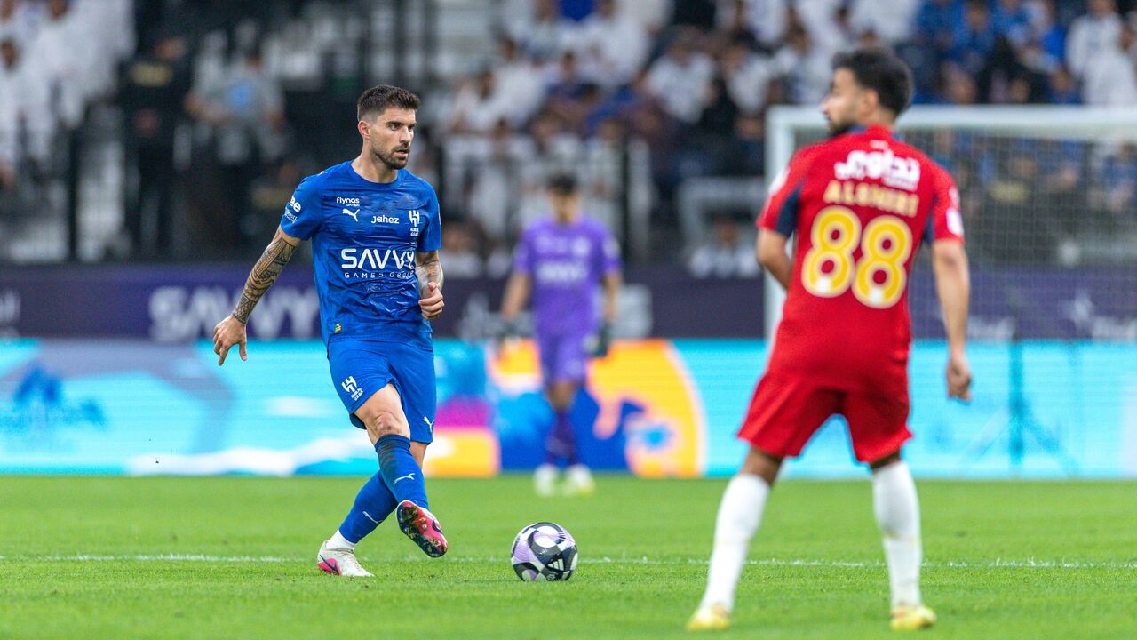 Jogador de futebol em campo durante uma partida
