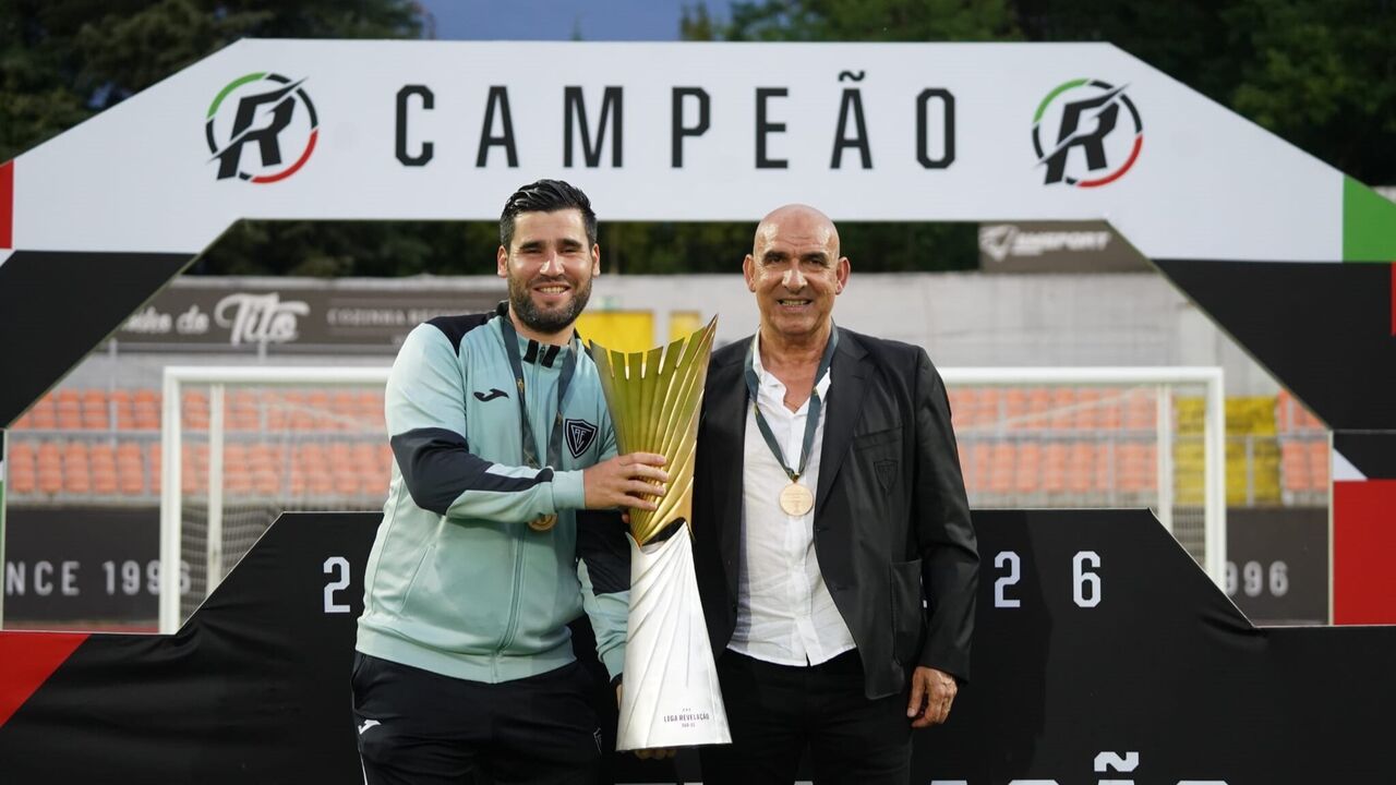 Óscar Guerra celebra título da Liga Revelação pelo Ac. Viseu