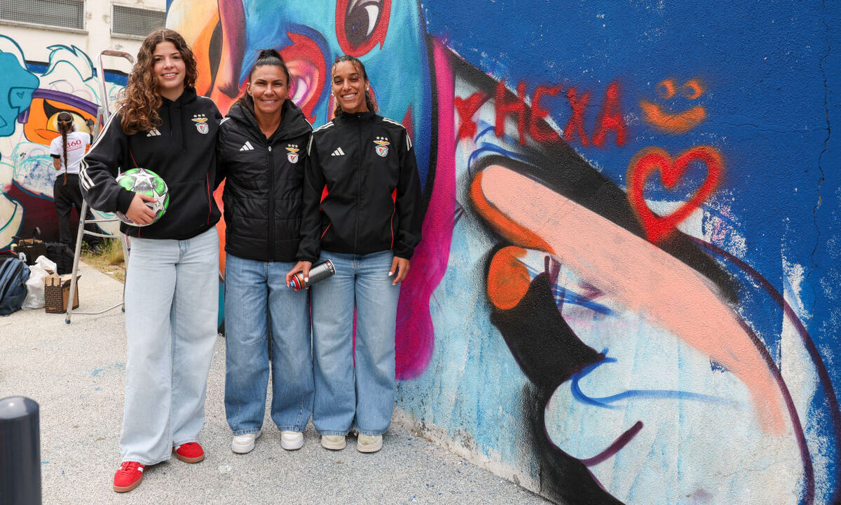 Jogadoras do Benfica criam arte urbana com mensagens de apoio