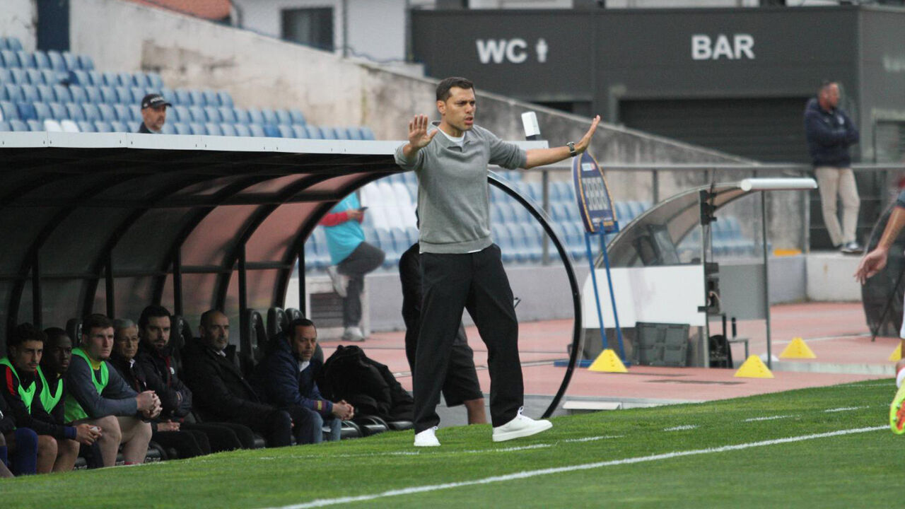 Vítor Martins reage junto ao banco de suplentes do Chaves