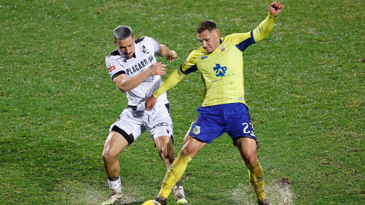 Dylan Nandín luta pela posse de bola frente ao V. Guimarães