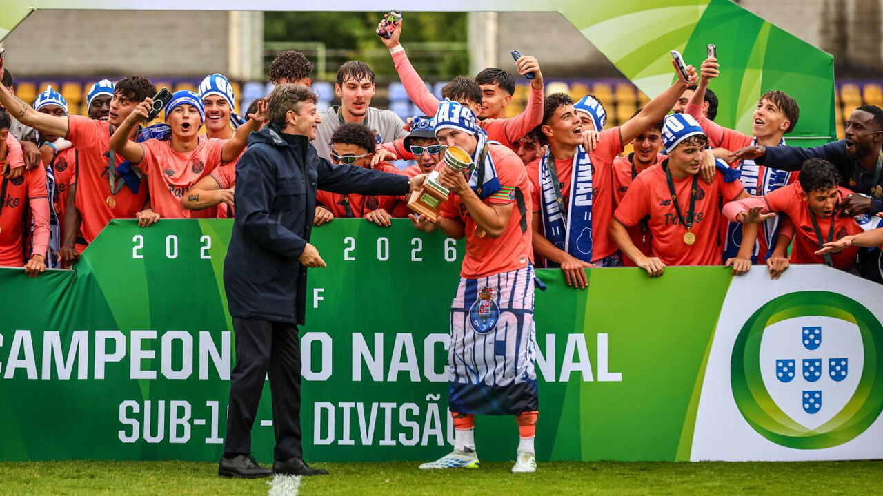 Juniores do FC Porto fazem a festa após vencerem o Famalicão