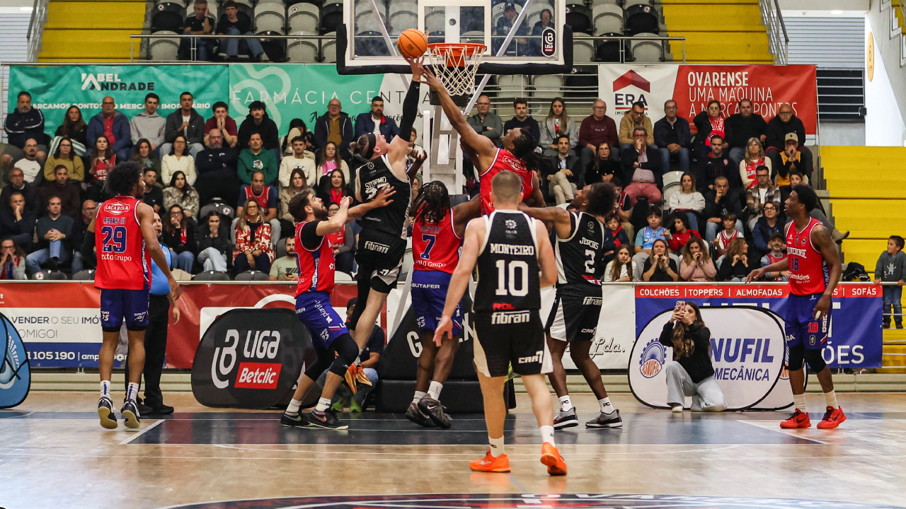 Ovarense-Oliveirense durante o jogo do playoff na Liga Betclic de basquetebol