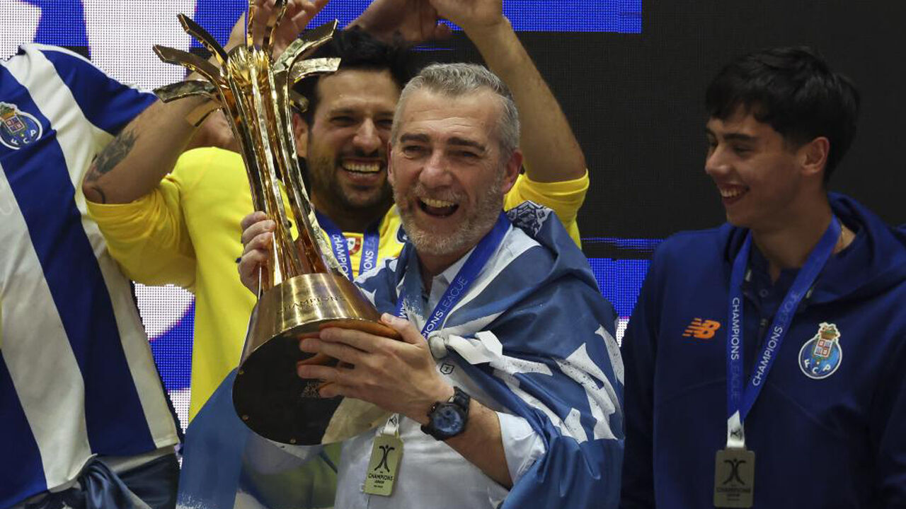 Paulo Freitas festeja a conquista da Liga dos Campeões de hóquei em patins