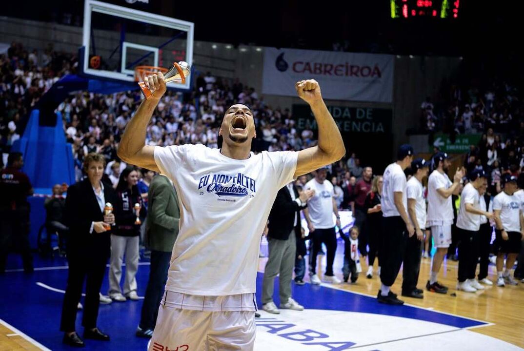 Diogo Brito celebra conquista da Primera FEB