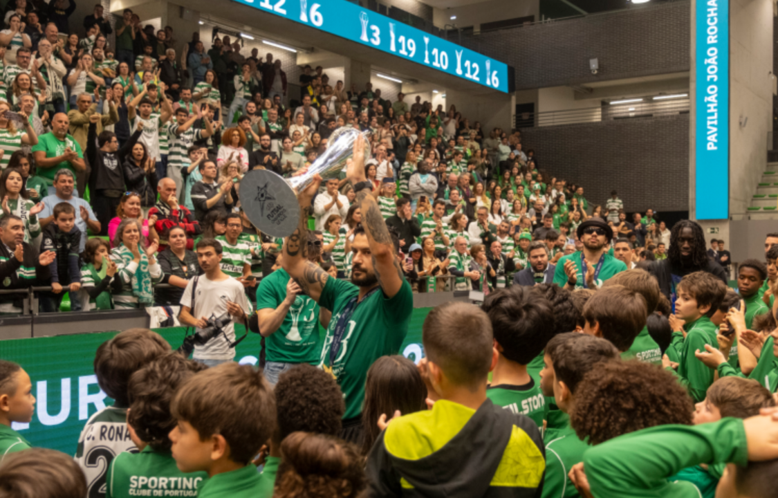 Adeptos do Sporting festejam a vitória na Champions no Pavilhão João Rocha