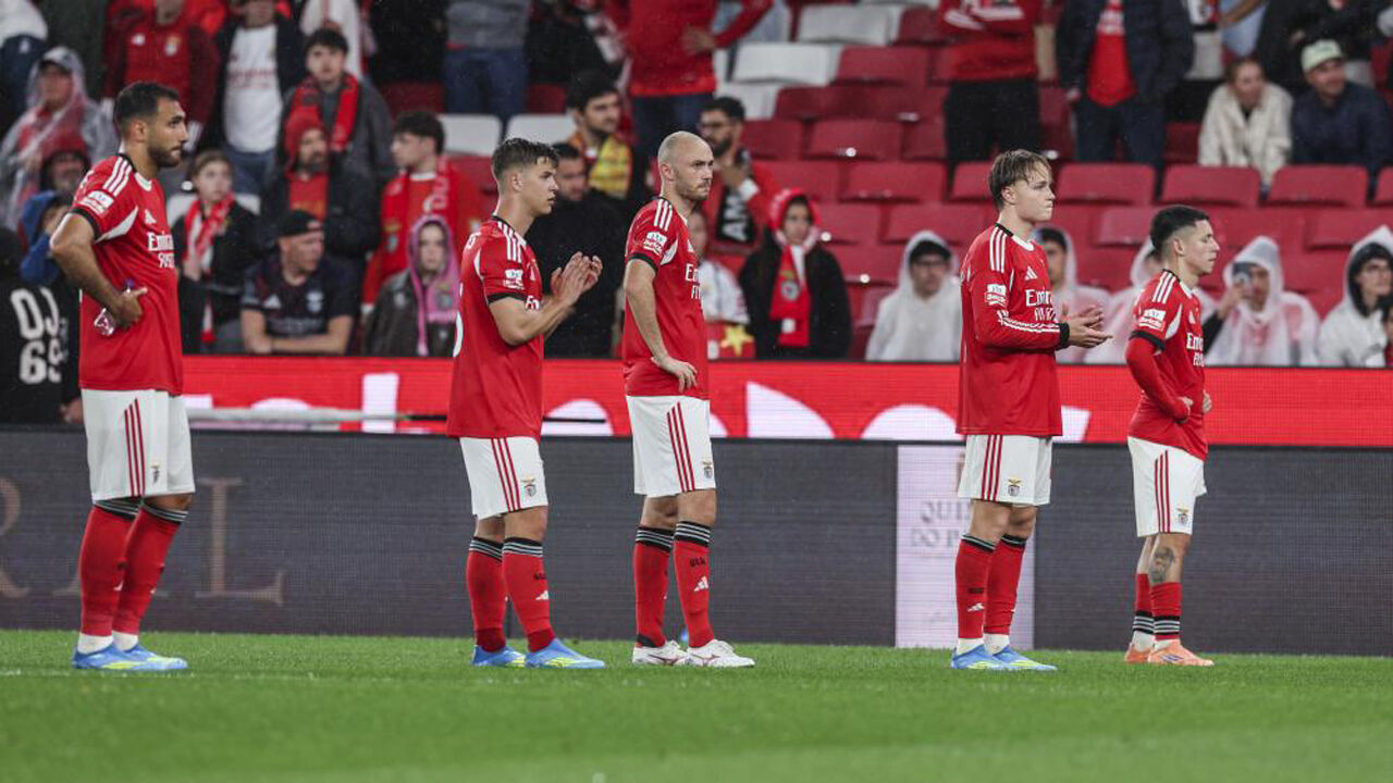Jogadores do Benfica aplaudem os adeptos após o empate na Luz frente ao Sp. Braga (2-2)
