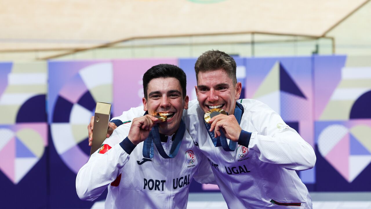 Ciclistas portugueses celebram conquista com medalhas