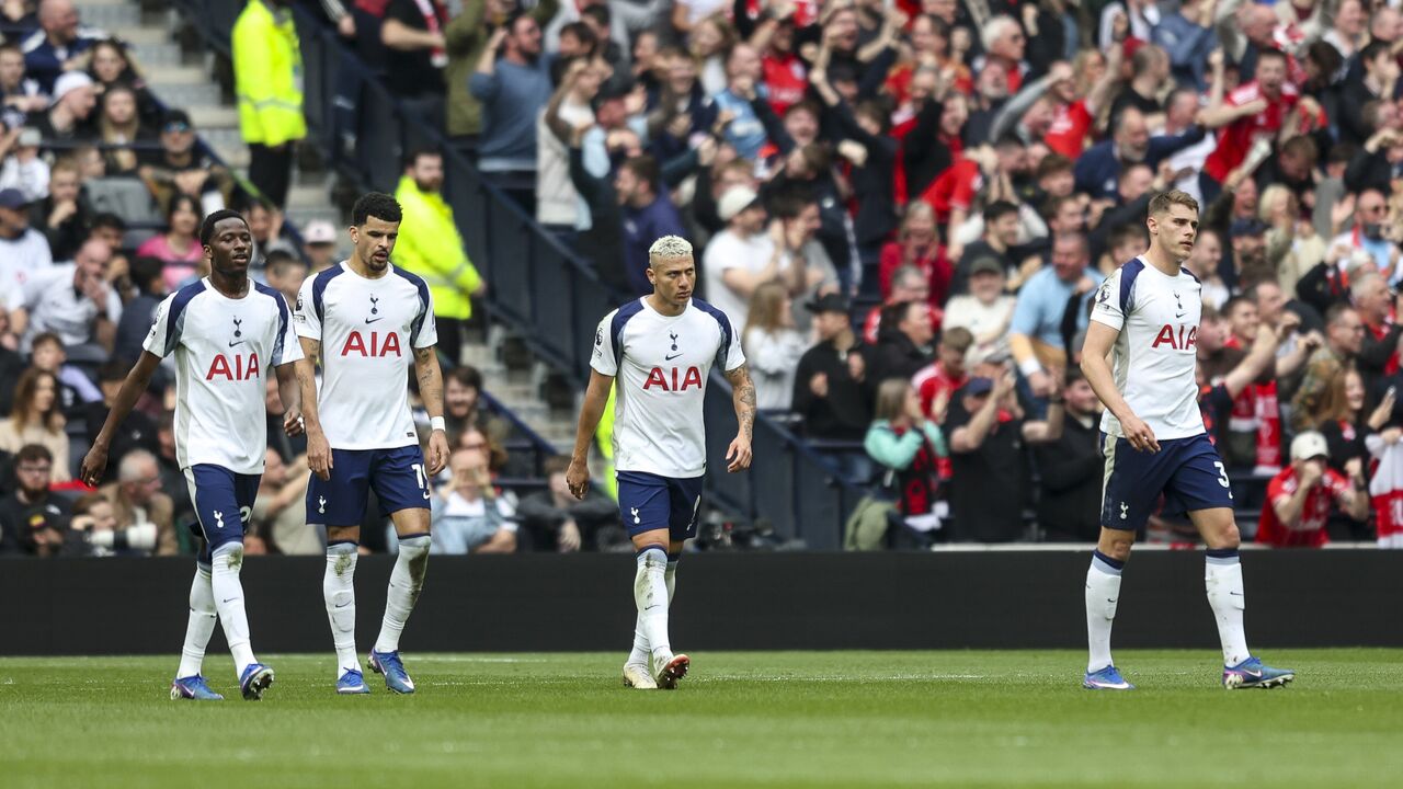 Jogadores do Tottenham desapontados em campo após derrota
