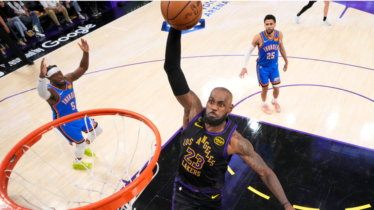 LeBron James, dos LA Lakers, em jogo contra os Oklahoma City Thunder