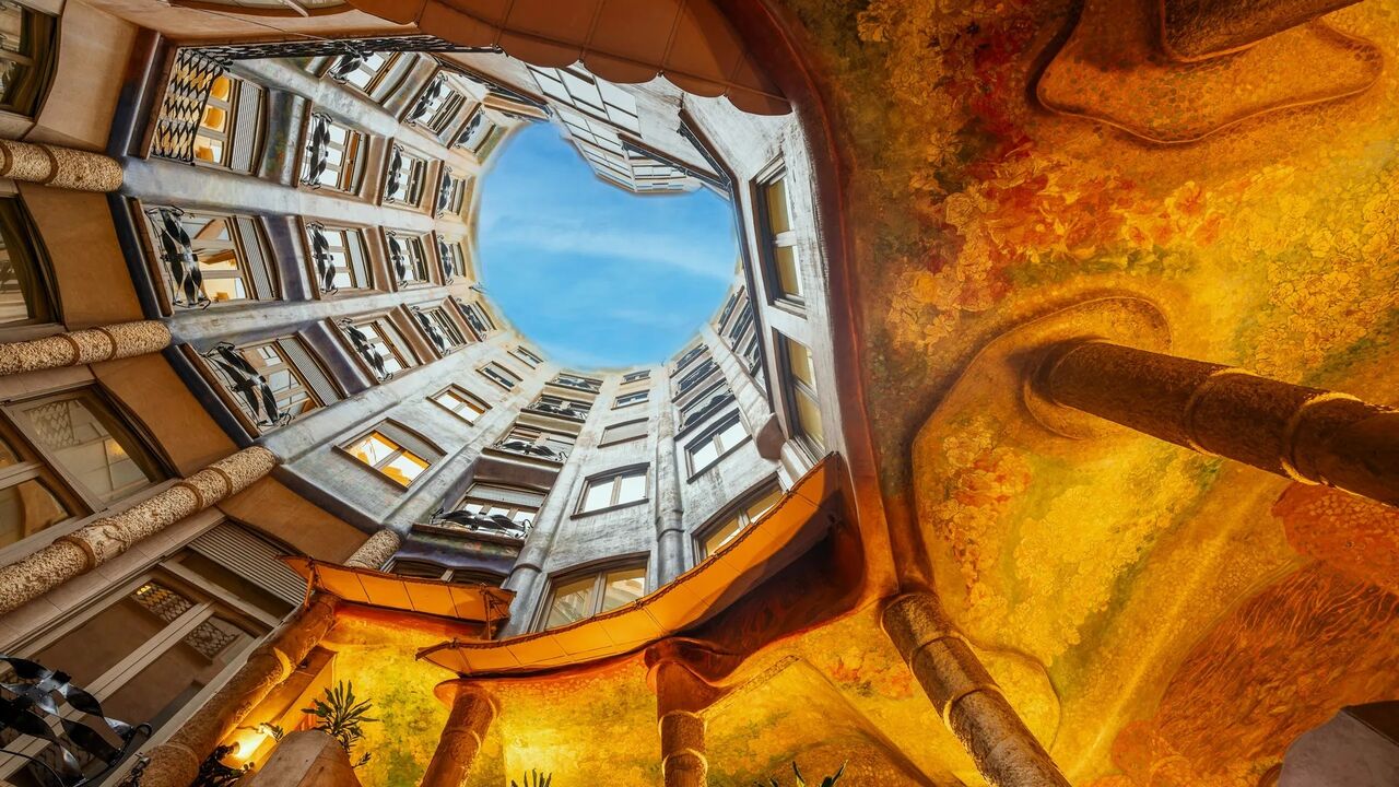 Perspetiva do edifício La Pedrera a partir do átrio