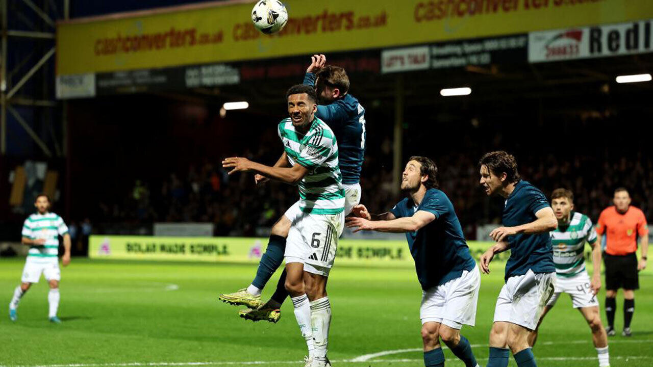 Penálti polémico nos descontos deu vitória ao Celtic frente ao Motherwell 