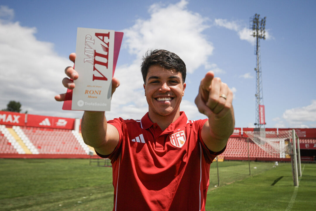 Roni, jogador do AVS SAD, celebra distinção após marcar ao FC Porto