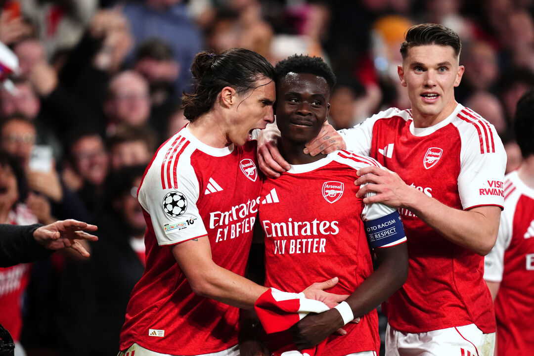 Arsenal solidário contra o racismo em jogo europeu