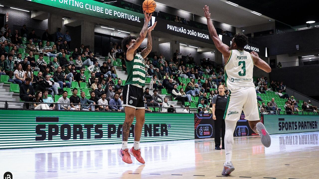 Jogo de basquetebol entre Sporting CP e FC Porto no Pavilhão João Rocha