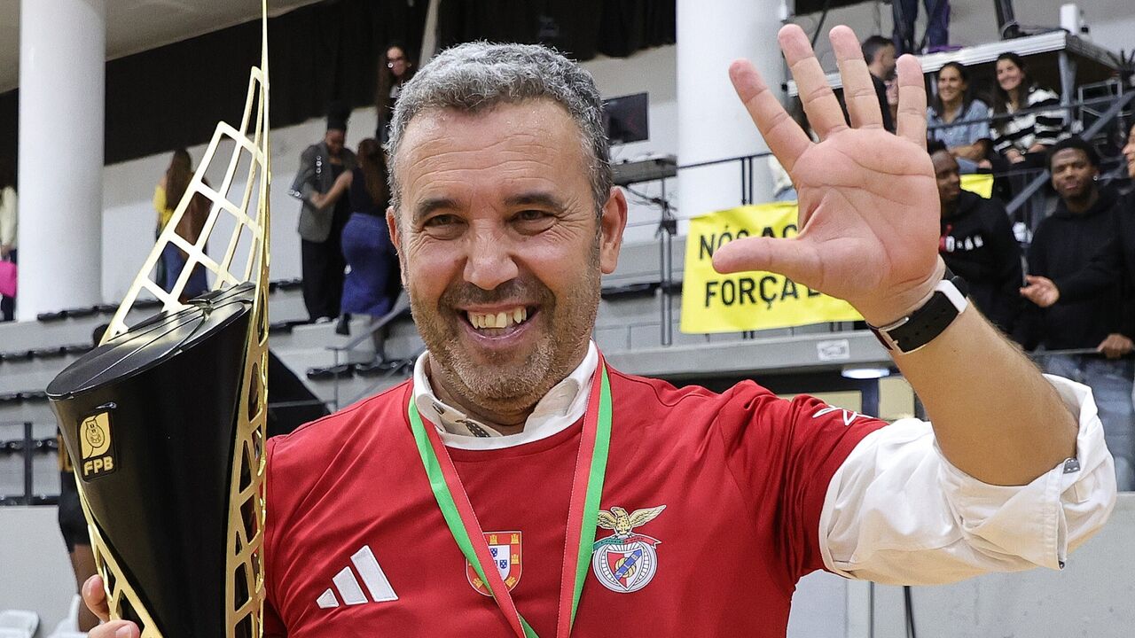 Treinador do Benfica celebra conquista com troféu da Federação Portuguesa de Basquetebol