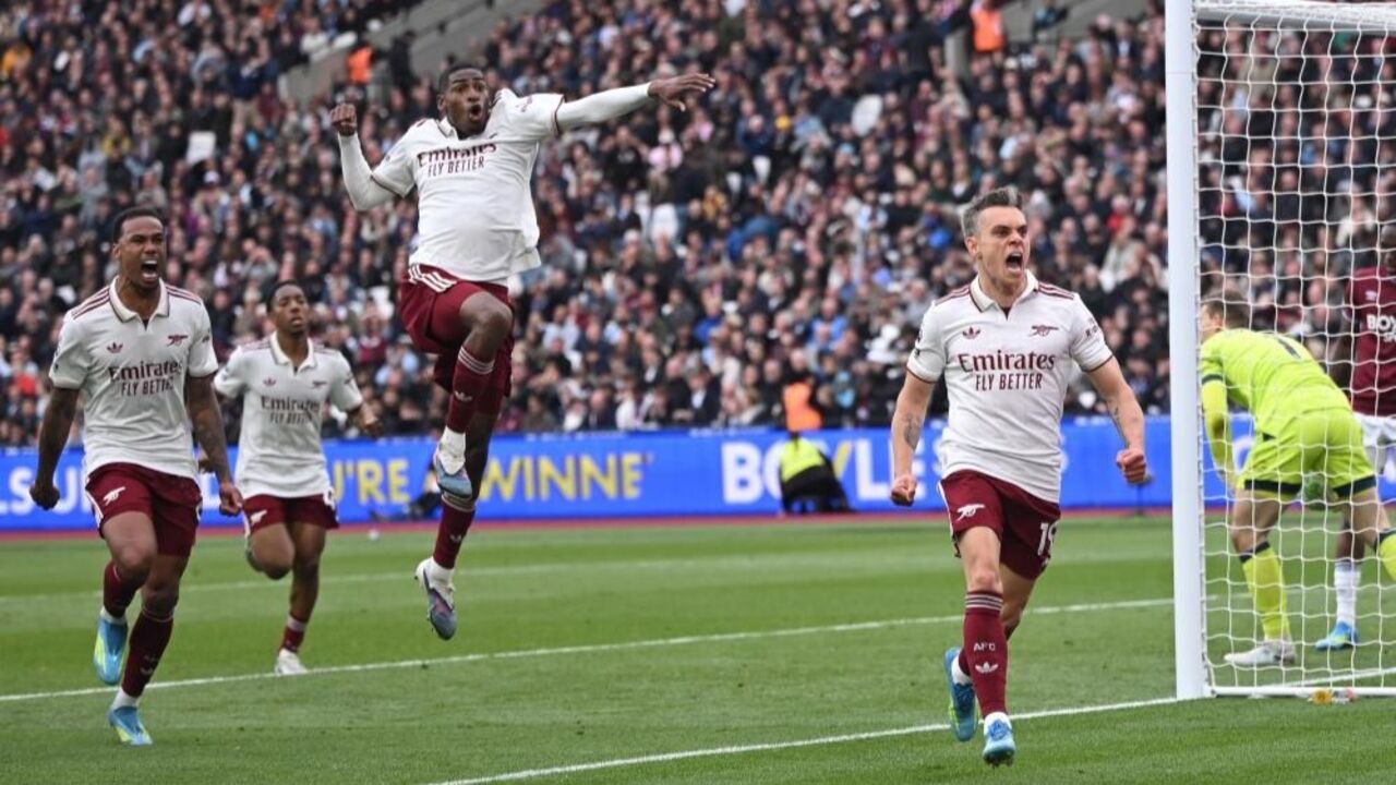 Arsenal na frente numa luta a dois pela Premier League