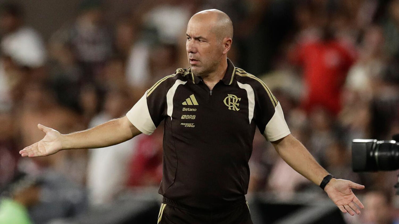 Leonardo Jardim reage junto ao banco de suplentes do Flamengo